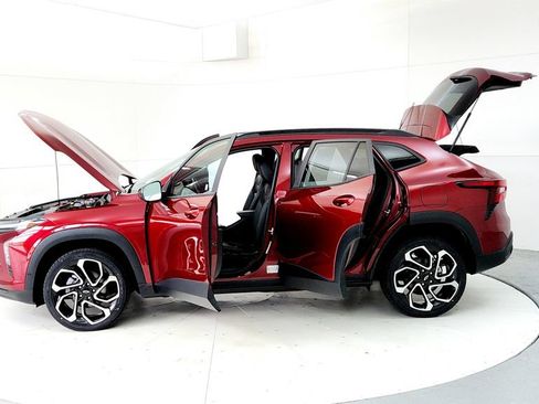 Used 2024 Chevrolet Trax RS w/ Sunroof Package FWD image 10