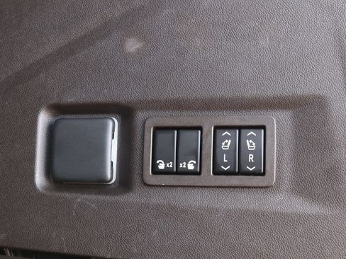 Used 2021 GMC Yukon Denali w/ Denali Ultimate Package AWD/4WD image 38