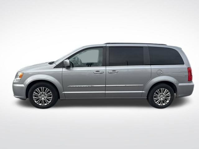 Used 2016 Chrysler Town & Country Touring w/ Driver Convenience Group FWD image 2