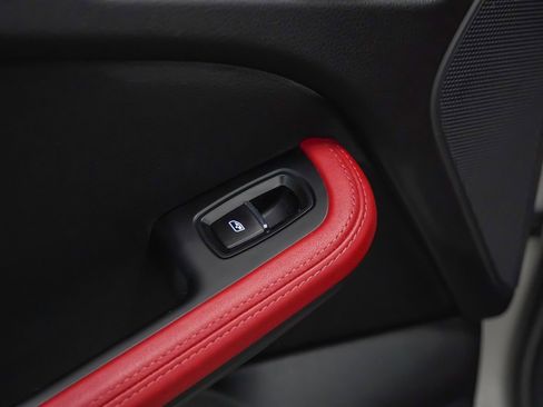 Certified 2025 Porsche Macan image 16