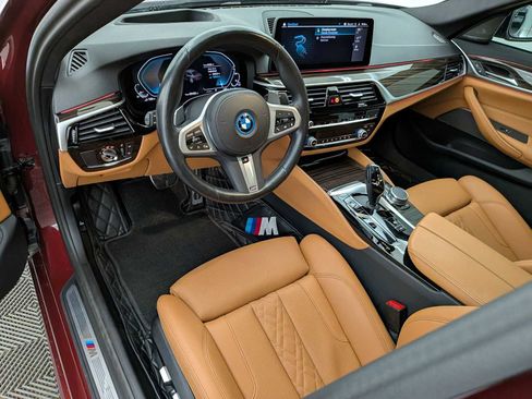 Used 2023 BMW 530e w/ M Sport Package image 2