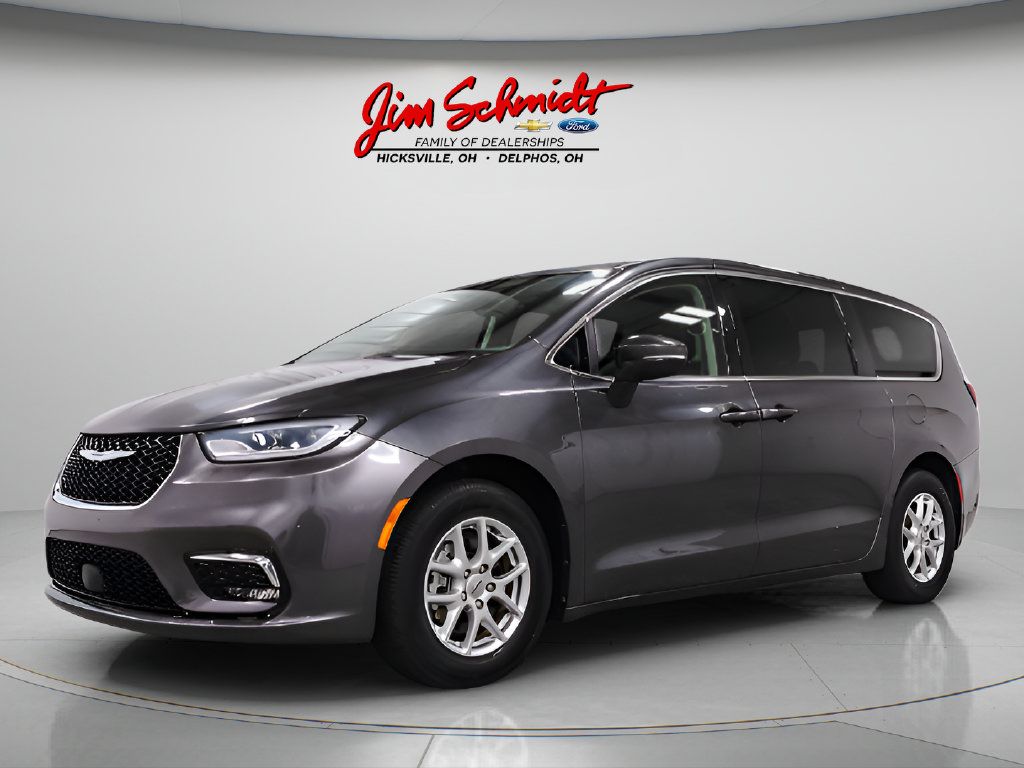 Used 2023 Chrysler Pacifica Touring-L FWD image 3