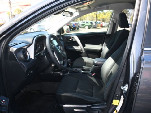 Used 2017 Toyota RAV4 LE image 7