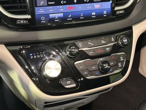 Used 2024 Chrysler Pacifica Touring-L image 26