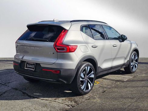 Certified 2025 Volvo XC40 B5 Plus w/ Climate Package image 3