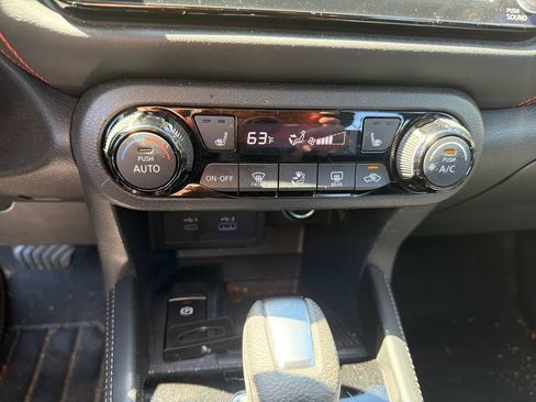Used 2024 Nissan Kicks SR w/ SR Premium Package FWD image 11