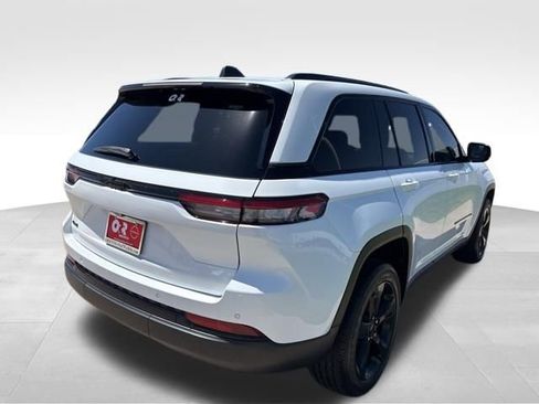 Used 2023 Jeep Grand Cherokee Altitude AWD/4WD image 5