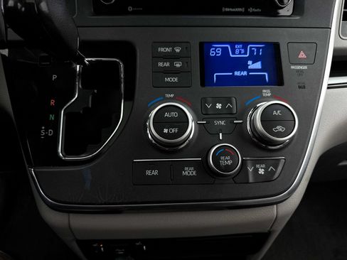 Used 2018 Toyota Sienna XLE w/ XLE Navigation Package FWD image 20