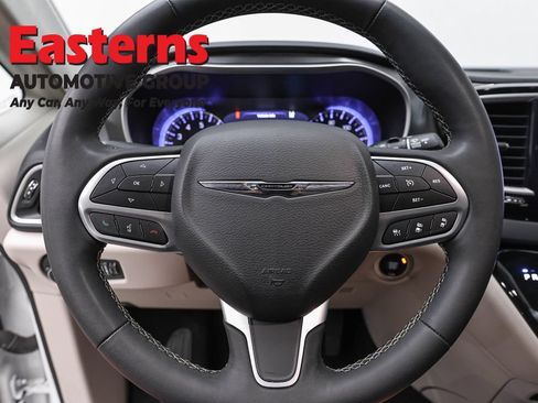 Used 2023 Chrysler Pacifica Touring-L FWD image 10