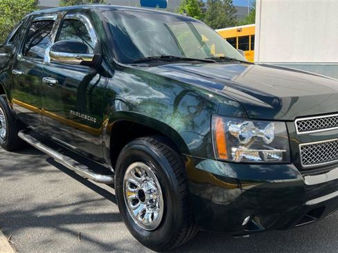 Used 2013 Chevrolet Avalanche LT RWD image 23