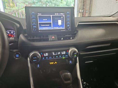 Used 2021 Toyota RAV4 XLE w/ Convenience Package FWD image 20