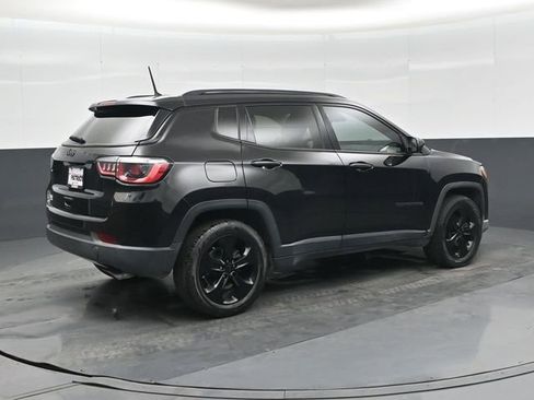 Used 2018 Jeep Compass Latitude FWD image 3