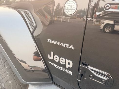Used 2019 Jeep Wrangler Unlimited Sahara w/ Uconnect 4C Nav & Sound Group AWD/4WD image 11
