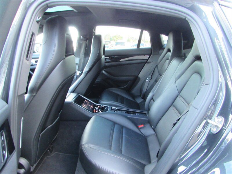 Used 2018 Porsche Panamera image 25