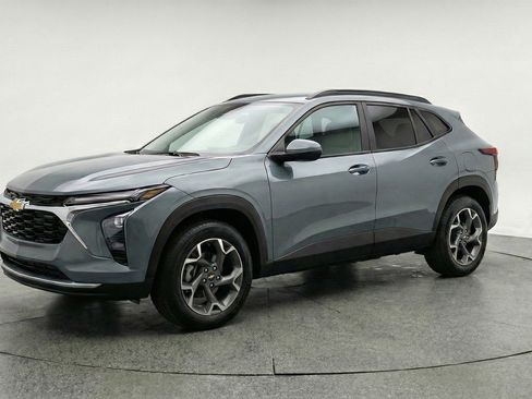 Used 2025 Chevrolet Trax LT w/ LT Convenience Package image 3