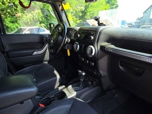 Used 2015 Jeep Wrangler Unlimited Sahara w/ Max Tow Package AWD/4WD image 21
