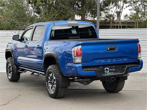 Used 2017 Toyota Tacoma TRD Off-Road w/ Premium & Technology Package AWD/4WD image 12