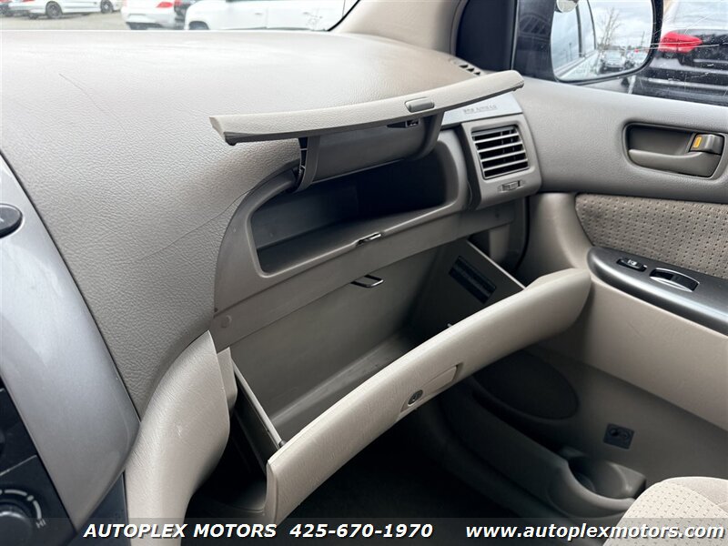 Used 2008 Toyota Sienna LE w/ Towing Prep Pkg AWD/4WD image 17