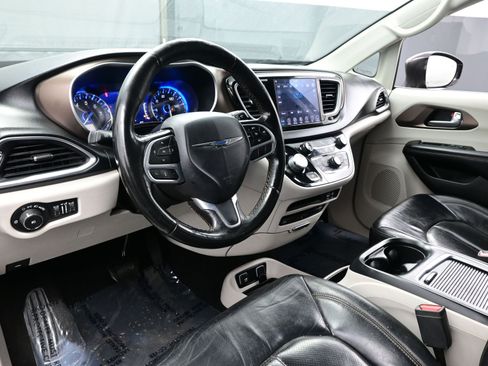 Used 2019 Chrysler Pacifica Touring-L Plus image 13