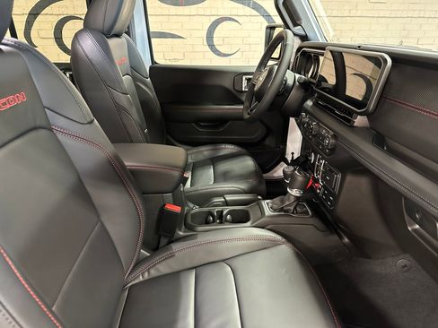 Used 2025 Jeep Wrangler Unlimited Rubicon w/ Convenience Group AWD/4WD image 23