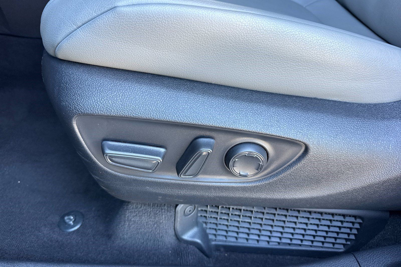 Used 2026 Toyota Sienna XLE FWD image 15