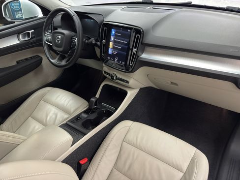 Used 2022 Volvo XC40 T5 Momentum image 28