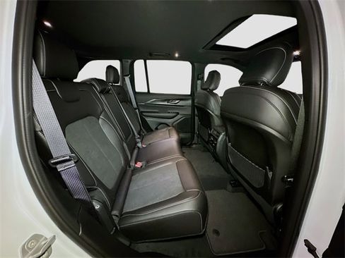 New 2025 Jeep Grand Cherokee Altitude image 31