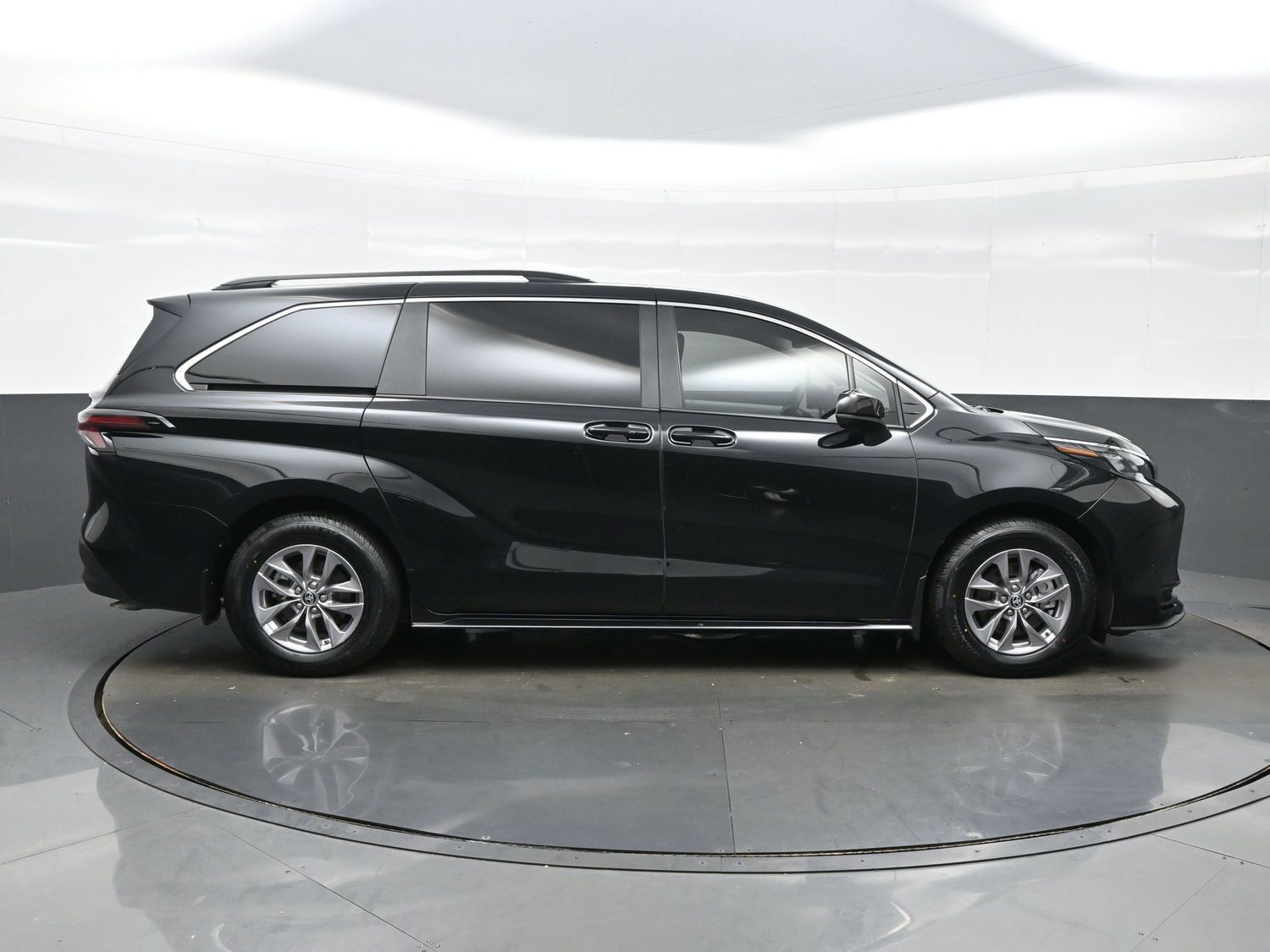 Used 2025 Toyota Sienna LE AWD/4WD image 7