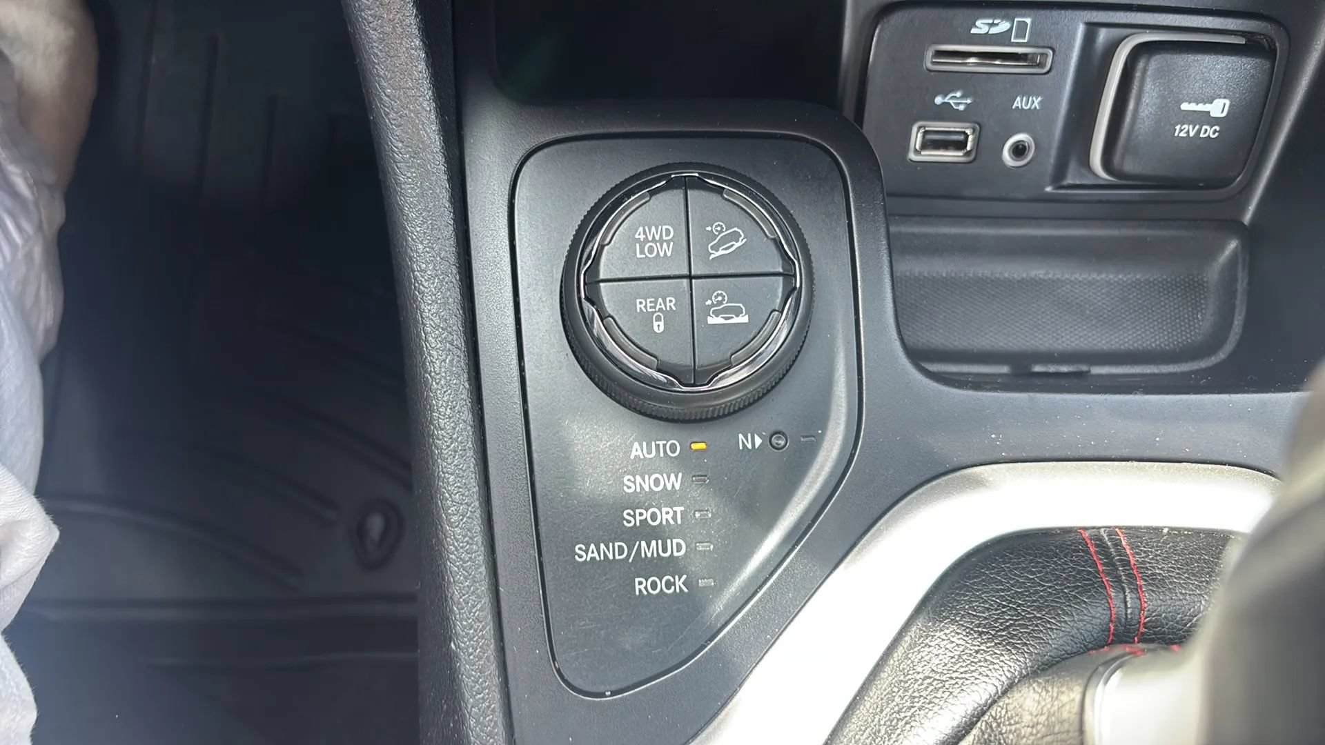 Used 2017 Jeep Cherokee Trailhawk w/ Comfort/Convenience Group AWD/4WD image 35