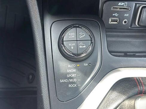 Used 2017 Jeep Cherokee Trailhawk w/ Comfort/Convenience Group AWD/4WD image 35