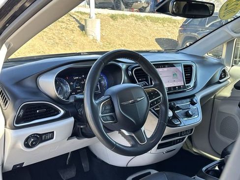 Used 2022 Chrysler Pacifica Touring-L image 19