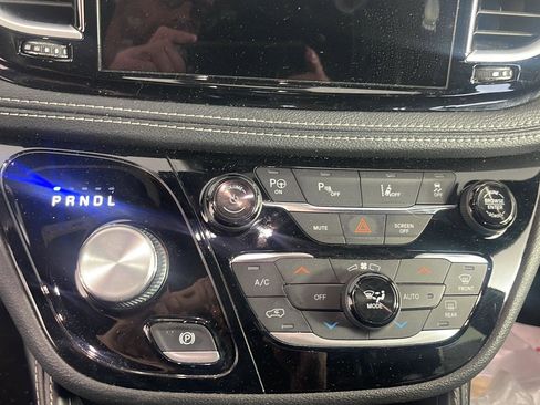 Used 2022 Chrysler Pacifica Limited w/ Uconnect Theater Family Group FWD image 21