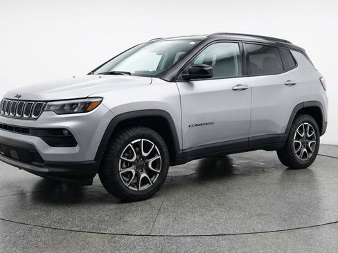 Used 2025 Jeep Compass Trailhawk AWD/4WD image 3