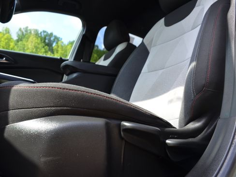 Used 2024 Chevrolet Trax RS FWD image 27