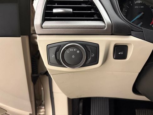 Used 2018 Ford Fusion SE FWD image 6