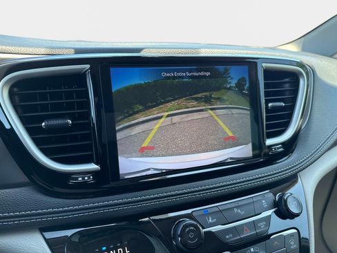 Used 2024 Chrysler Pacifica Limited FWD image 22