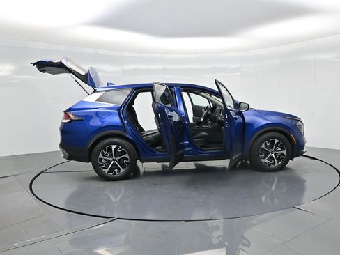 Used 2024 Kia Sportage EX image 3