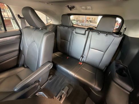 Used 2024 Toyota Highlander Platinum image 22