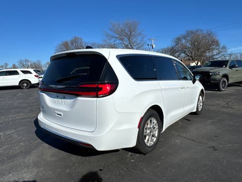 Used 2024 Chrysler Pacifica Touring-L image 5