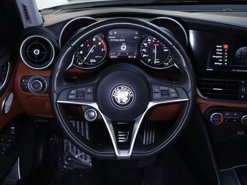 Used 2018 Alfa Romeo Giulia Ti Sport w/ Quick Order Package 22S Sport AWD/4WD image 19