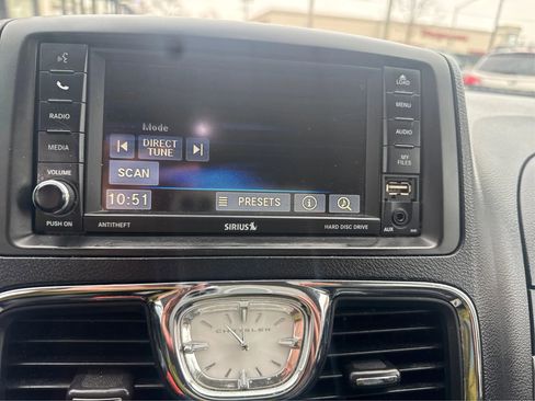 Used 2015 Chrysler Town & Country Touring w/ Driver Convenience Group image 16