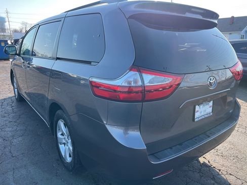 Used 2017 Toyota Sienna LE image 5