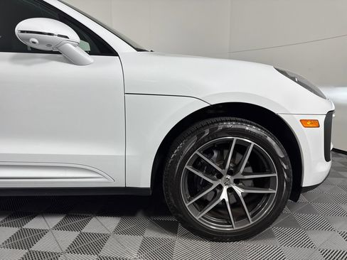 Certified 2025 Porsche Macan image 12
