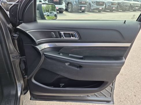 Used 2018 Ford Explorer XLT w/ Equipment Group 202A FWD image 38