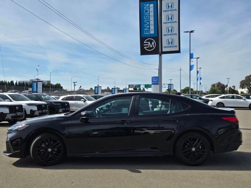 Used 2025 Toyota Camry SE FWD image 4