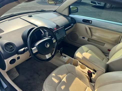 Used 2010 Volkswagen Beetle Convertible FWD image 4