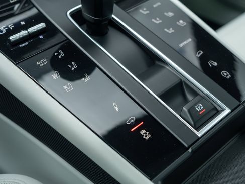 Certified 2022 Porsche Macan S AWD/4WD image 30