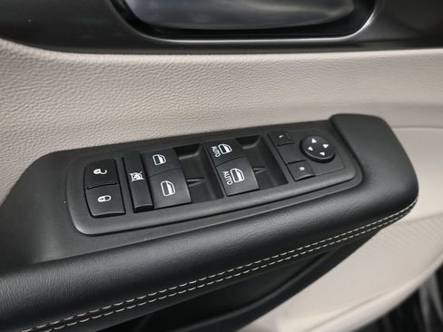 Used 2023 Chrysler Pacifica Touring-L image 13