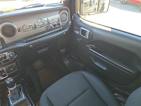 Used 2021 Jeep Gladiator Willys image 12