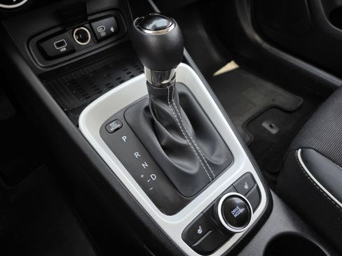 Certified 2024 Hyundai Venue Limited FWD image 25